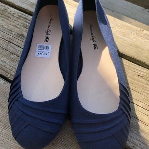 Size 7 1/2 W navy blue flats!